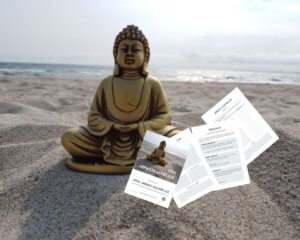 Buddha am Strand mit Dokumenten